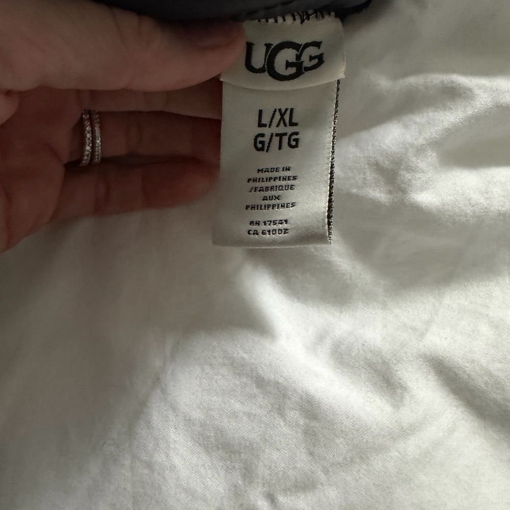 NWOT UGG Black Puffer Mittens - Picture 4 of 5